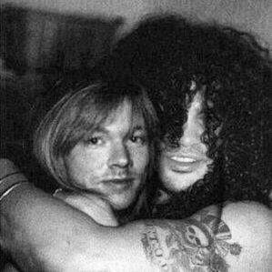 hug-guns-n39-roses-axl-rose-Favim.com-7192065